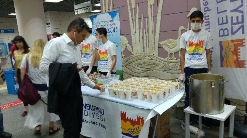 Marmaray Yolcuları Oru&ccedil;larını Durakta A&ccedil;tı