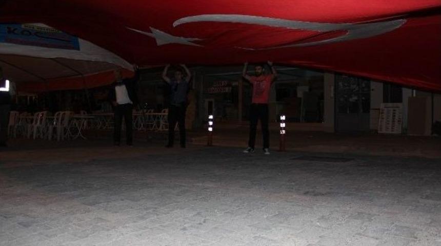 Şehidin Baba Ocağı Bayraklarla Donatıldı