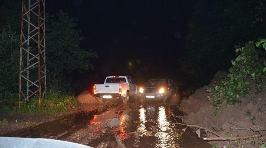 Fatsa&rsquo;da Sağanak Yağmur Heyelana Yol A&ccedil;tı