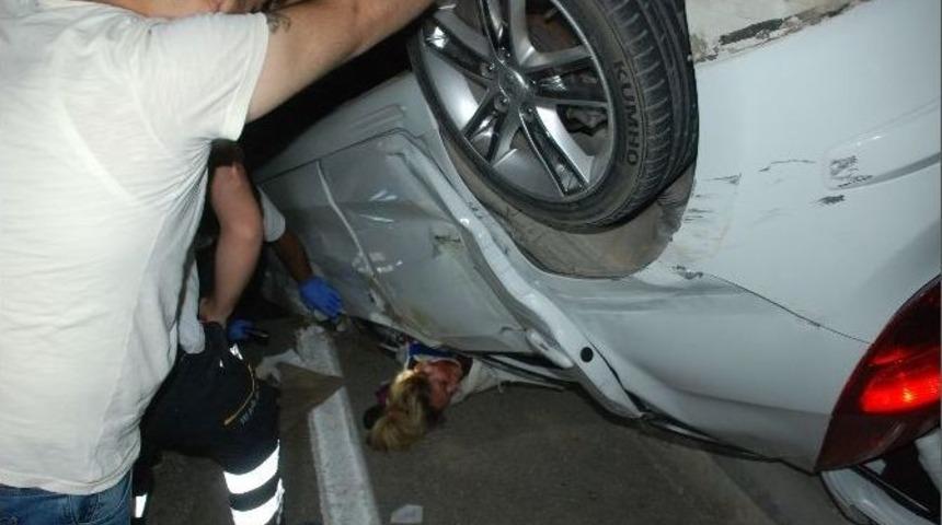 Takla Atan Otomobilde Sıkışan Kadın S&uuml;r&uuml;c&uuml; G&uuml;&ccedil;l&uuml;kle Kurtarıldı