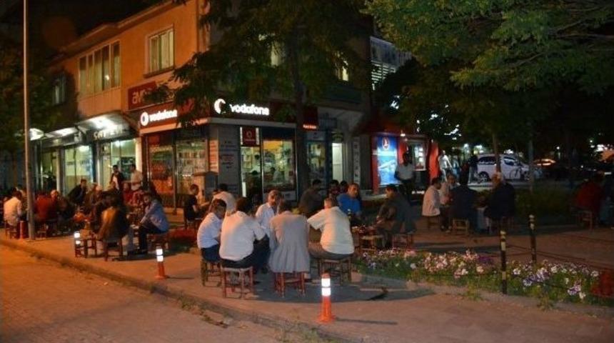Ramazan Sokağı, İftar Sonrası Misafirlerini Ağırlıyor