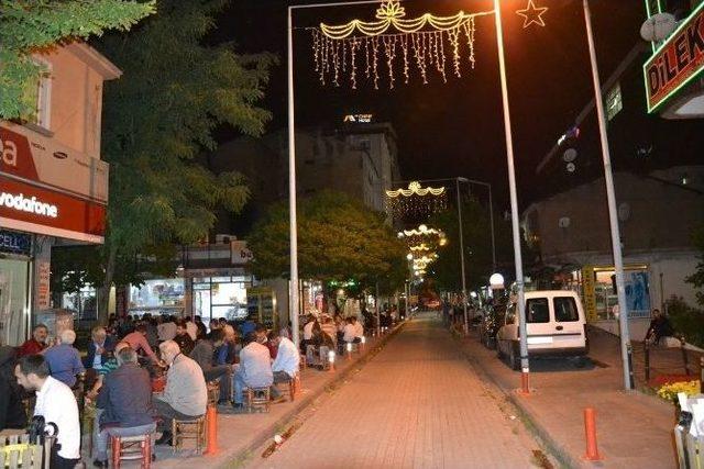 Ramazan Sokağı, İftar Sonrası Misafirlerini Ağırlıyor