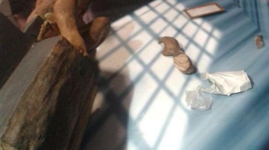 &Ccedil;ıplak M&uuml;zisyen Heykele Aynı Şahıs Tarafından İkinci Saldırı