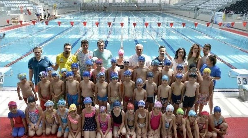 Muratpaşa Belediyesi&rsquo;nden &Ouml;ğrencilere Y&uuml;zme Kursu