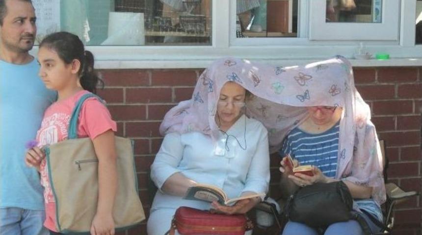 &Ouml;ğrenciler Sınıfta, Aileleri Bah&ccedil;ede Ter D&ouml;kt&uuml;