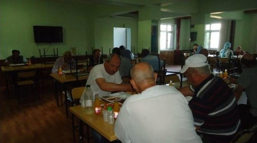 B&uuml;y&uuml;kşehir Konaklama Merkezinde Kalanlara İftar Ve Sahur Yemeği Veriliyor