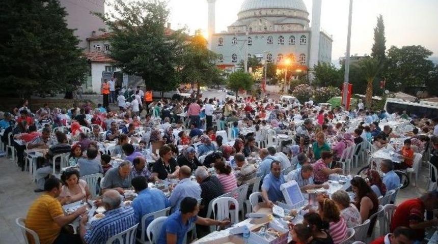 Konak Ve Bayraklı&rsquo;da Onlarca Kişiyi Buluşturan İftar Programları