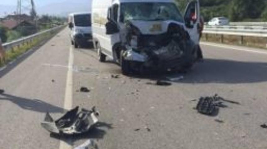 Kum Y&uuml;kl&uuml; Kamyona &Ccedil;arptı 1 Kişi Yaralandı