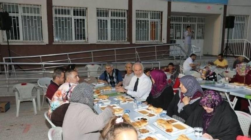 Hamidiye Ve M&uuml;derris&rsquo;de İftar