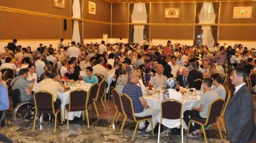 Isparta Valisinden Şehit Yakını Ve Gazilere İftar