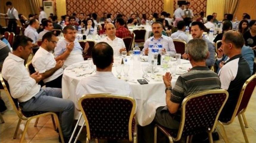 T&uuml;rk Ve Yabancı Gen&ccedil;ler İftarda Bir Araya Geldi