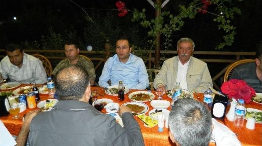 S&uuml;rg&uuml;&rsquo;de İftar Yemeği