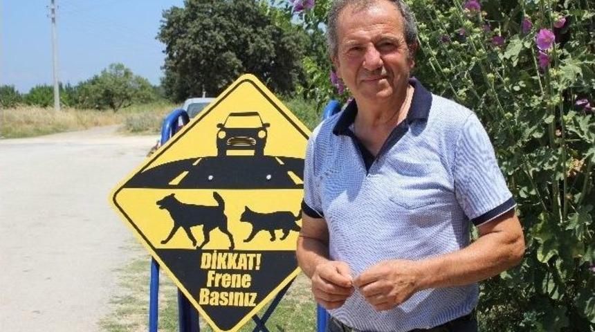 İnsan Ve Hayvanlar İçin Özel Tabela Yaptırdı