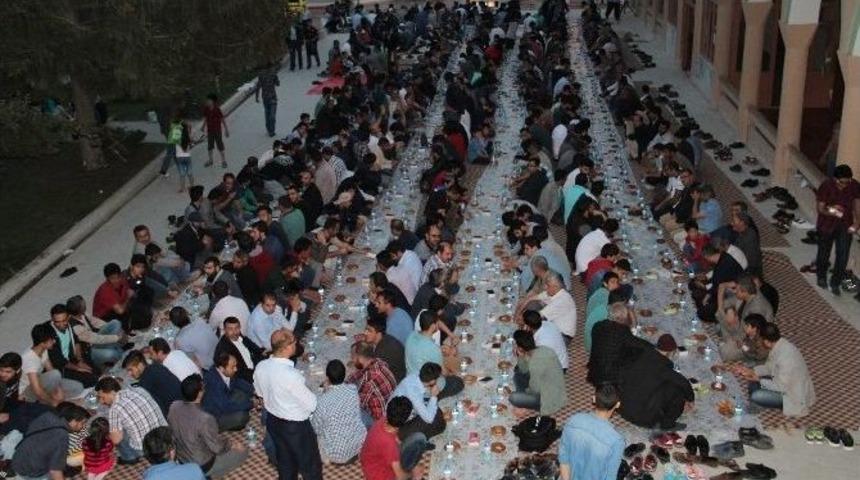 Hurma, Simit Ve Suyla İftar A&ccedil;tılar