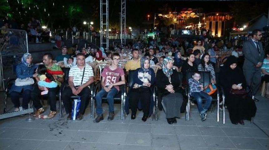 Ramazan Sokağı&rsquo;nda Hem İlahi, Hem Sohbet