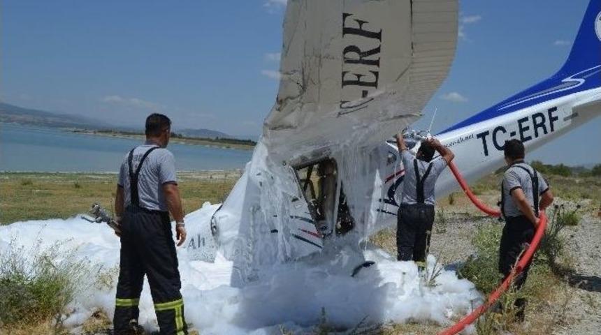 Burdur’da Eğitim Uçağı Zorunlu İniş Yaptı (2)