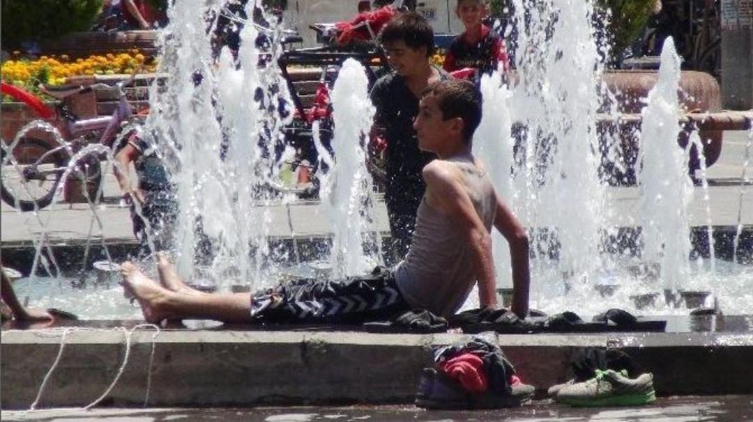 Sus Havuzları &Ccedil;ocukların Oyun Ve Eğlence Alanı Oldu