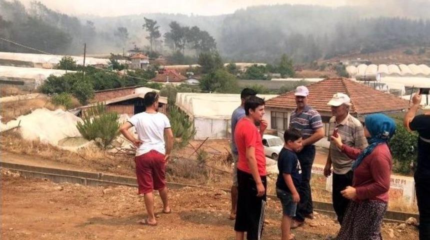 Vatandaşlar Yangın B&ouml;lgesini Terk Ediyor