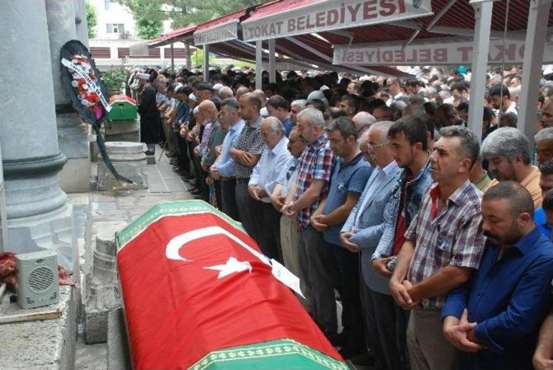 Aynı Kaderi Paylaşan 2 İş&ccedil;i Son Yolculuklarına Birlikte Uğurlandı