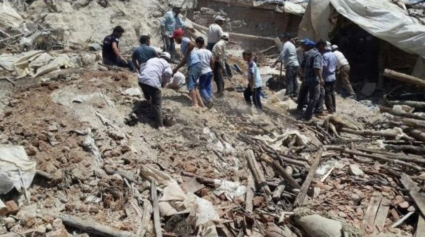 Demirci’de Koyun Ahırının Çatısı Çöktü 56 Hayvan Telef Oldu