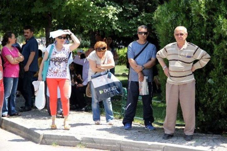 Öğrenciler Sınavda, Aileler Sıcakta Ter Döktü G1