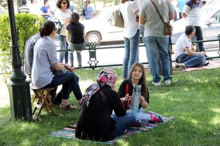 Öğrenciler Sınavda, Aileler Sıcakta Ter Döktü G2