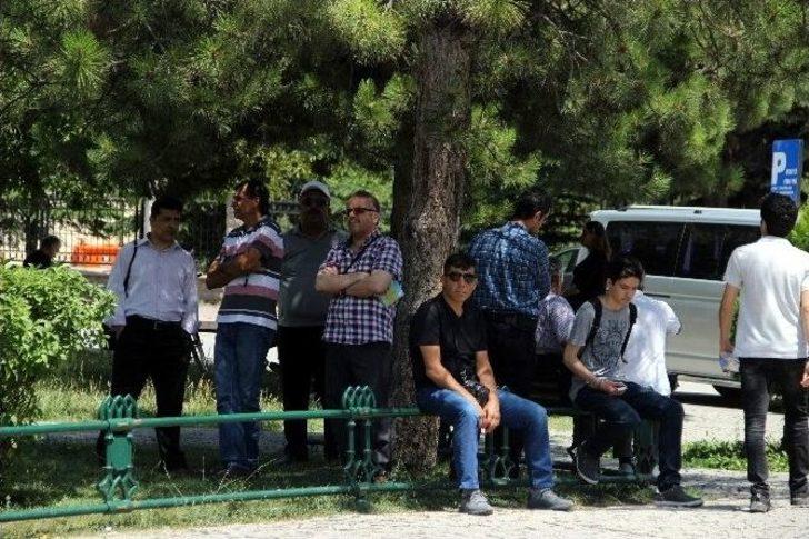 Öğrenciler Sınavda, Aileler Sıcakta Ter Döktü G3