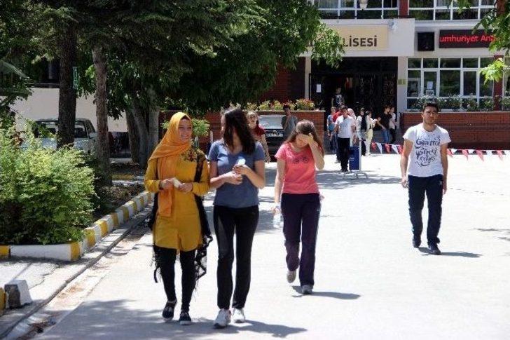 Öğrenciler Sınavda, Aileler Sıcakta Ter Döktü G4