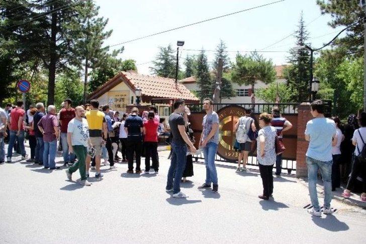 Öğrenciler Sınavda, Aileler Sıcakta Ter Döktü G5