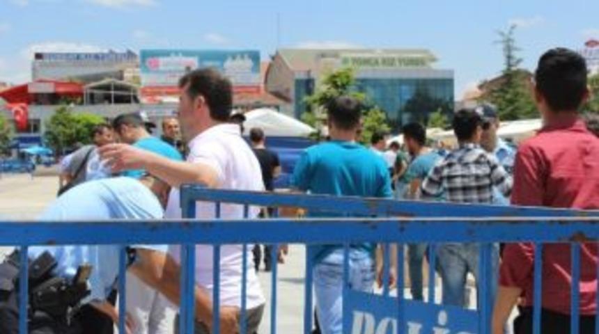 Şehit Cenazesi &Ouml;ncesinde Pankart Gerginliği