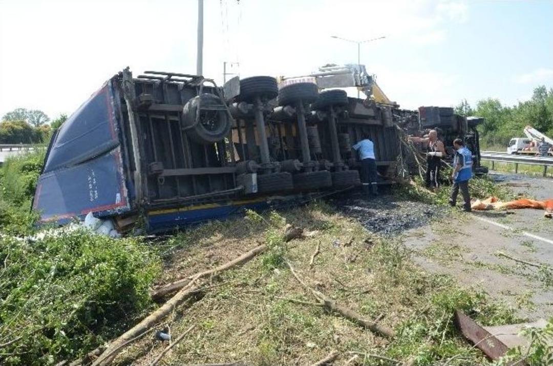 Tem&rsquo;de Yoldan &Ccedil;ıkan Tır, Sapanca Yolu&rsquo;na U&ccedil;tu