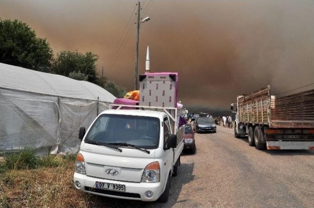 Yangın B&ouml;lgesi Tahliye Ediliyor