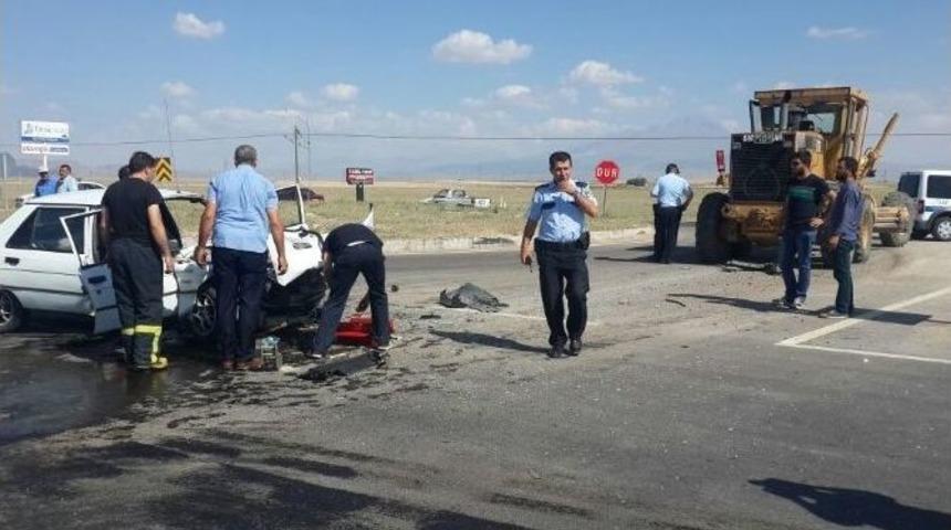 Otomobil İş Makinesine &Ccedil;arptı: 2 Ağır Yaralı