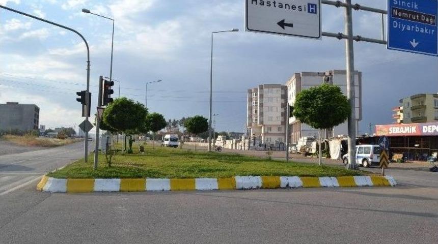 Kahta İl&ccedil;esinde Bord&uuml;r Taşları Boyanıyor