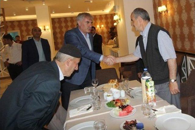 Başkan Memiş Muhtarlarla İftarda Bir Araya Geldi