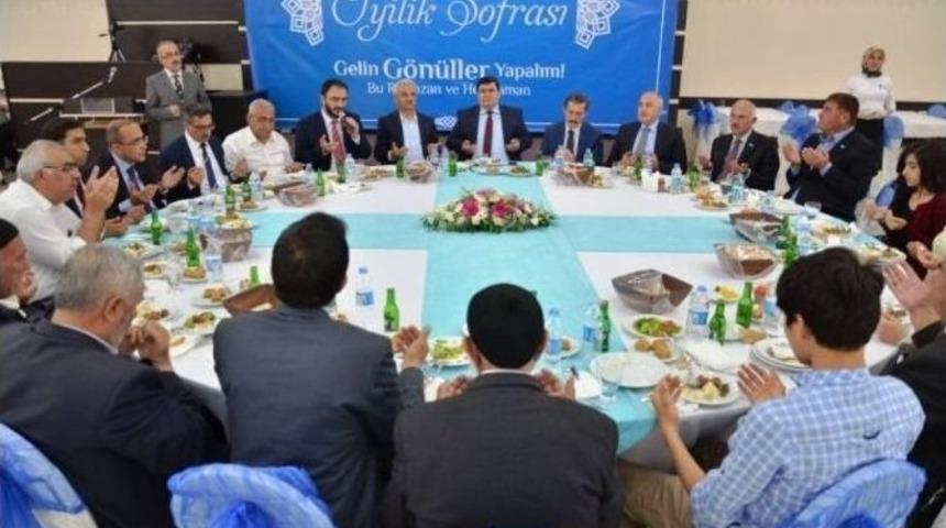 T&uuml;rkiye Diyanet Vakfı&rsquo;ndan İyilik Sofrası İftarı