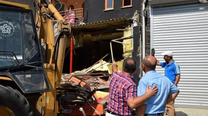 Kumbağ Mahallesi&rsquo;nde Ka&ccedil;ak Yapılar Bir Bir Yıkılıyor