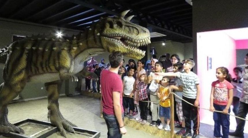 D&uuml;nya Yetim G&uuml;n&uuml;nde &Ccedil;ocuklar Bilim Merkezini Gezdi