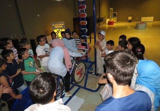 Dünya Yetim Gününde Çocuklar Bilim Merkezini Gezdi