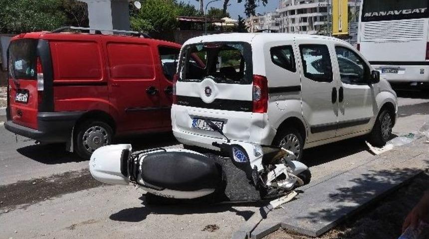 Fren Teli Kopan Motosiklet Otomobile &Ccedil;arptı: 1 Yaralı