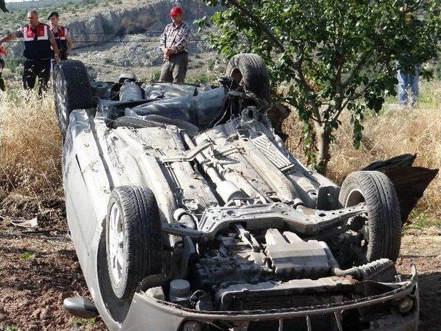 Otomobil Ağaca Çarpıp Takla Attı: 2 Yaralı