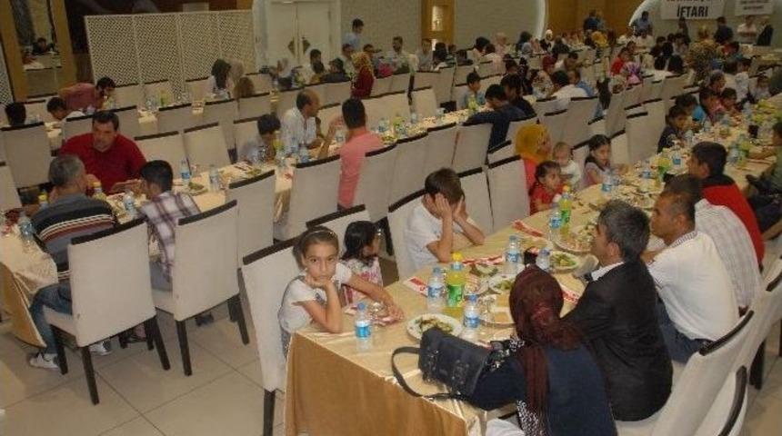 Şehit Aileleri İle &Ccedil;ocukları Kandırılarak Dağa &Ccedil;ıkarılan Aileler İftarda Buluştu