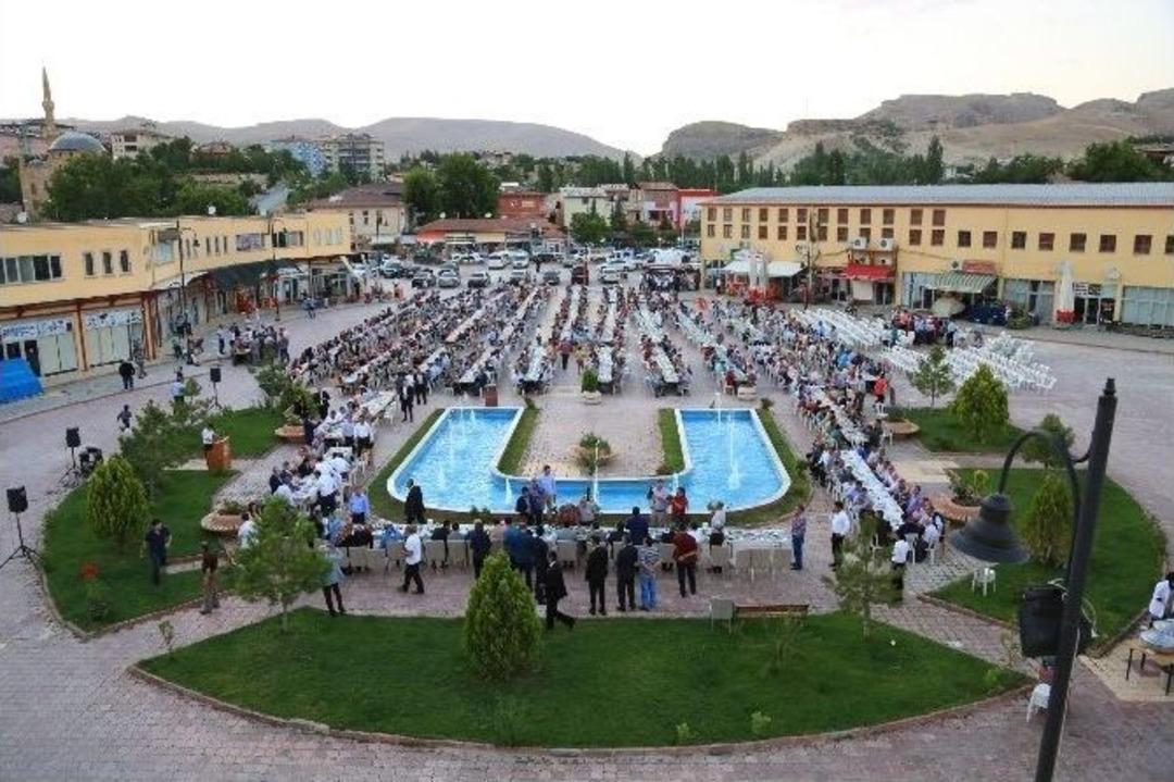 Bakan T&uuml;fenkci Darende&rsquo;de İftar Programına Katıldı