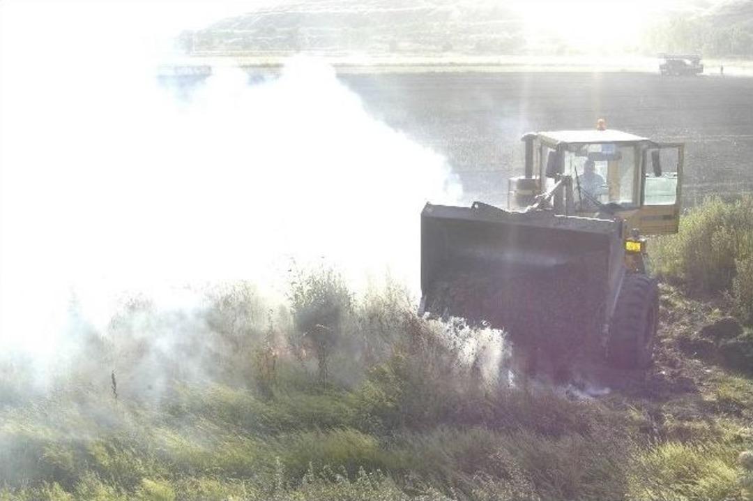 Tarla Yangını &Ccedil;ift&ccedil;iyi Perişan Etti