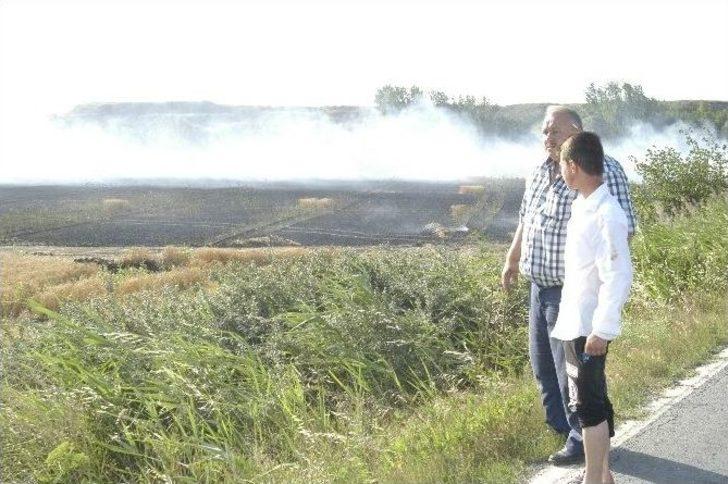 Tarla Yangını Çiftçiyi Perişan Etti G1