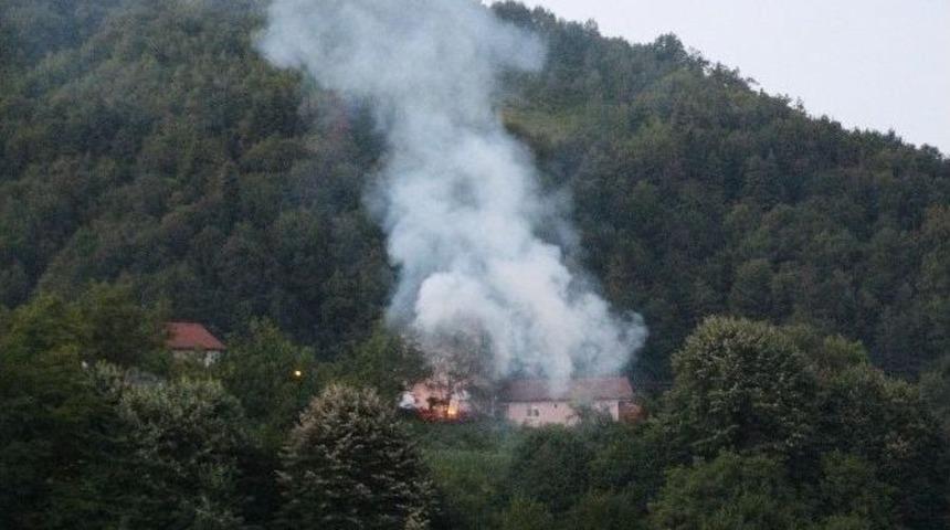 Sahur Vakti &Ccedil;ıkan Yangına İlk M&uuml;dahaleyi K&ouml;yl&uuml;ler Kovalarla Yaptı