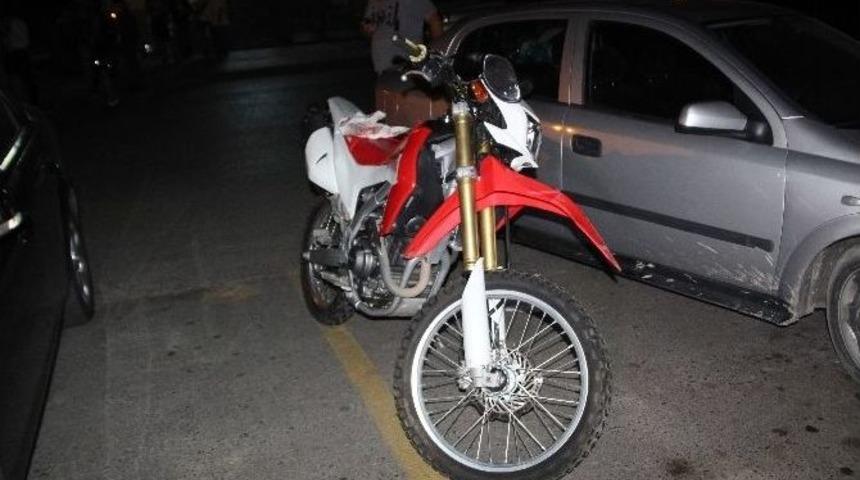 D&ouml;n&uuml;ş Yapmak İsteyen Araca Motosiklet &Ccedil;arptı: 1 Yaralı