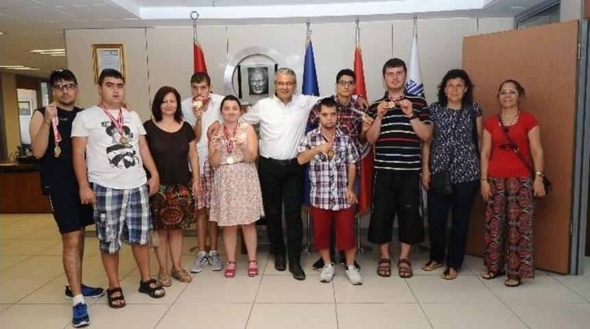 Şampiyonluğu &lsquo;onuncu Yıl Marşı&rsquo; İle Kutladılar