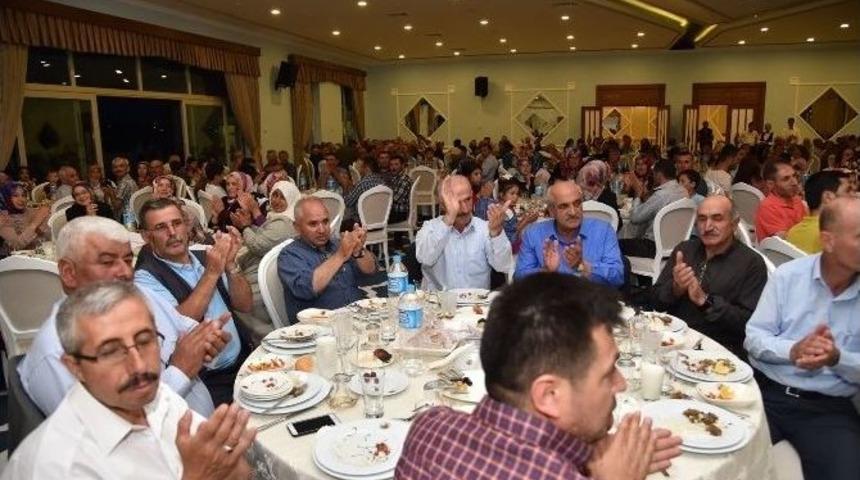 Cemil &Ccedil;i&ccedil;ek Altındağlılarla İftar Yaptı