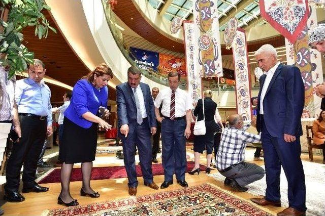 Başkan Gürkan, Halı Sergisini Gezdi